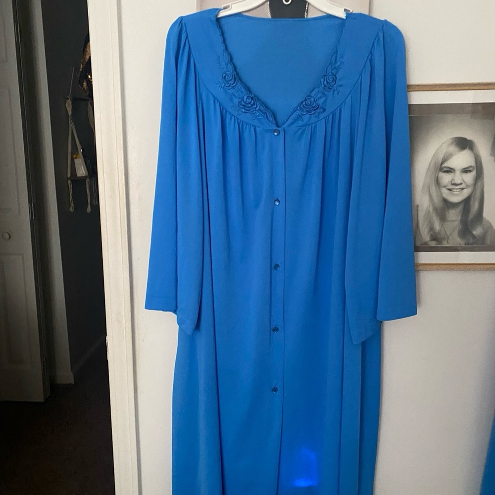 A beautiful Blue Shadow Line Sleeper and 2 Pieces size 3x. Perfect condition